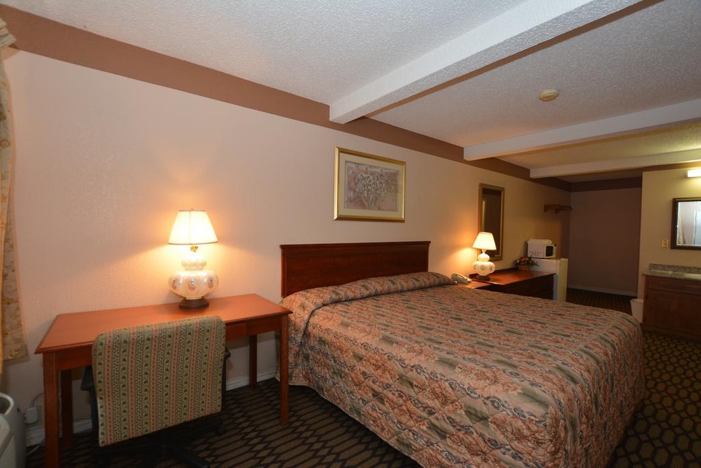 Newcastle Motel Bagian luar foto