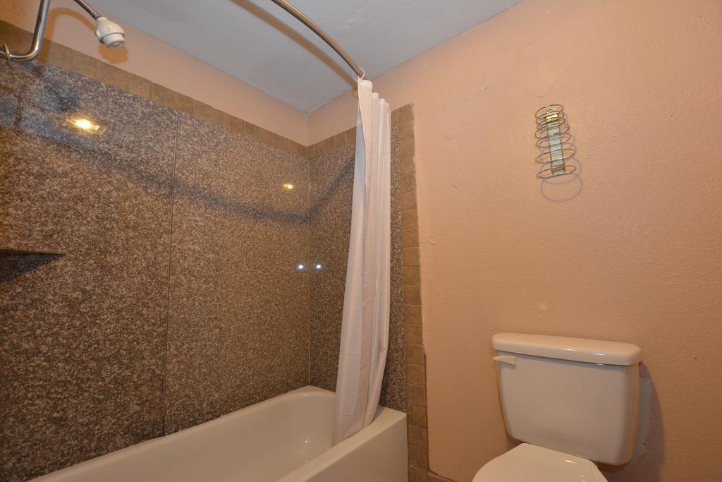 Newcastle Motel Bagian luar foto